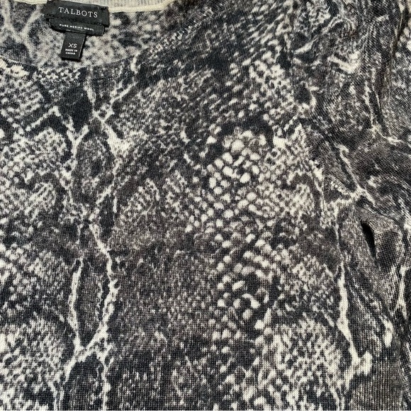 Talbots Pure Merino Wool Women’s Sweater XS Long Bishop Sleeve Gray Snake Print - Picture 11 of 12